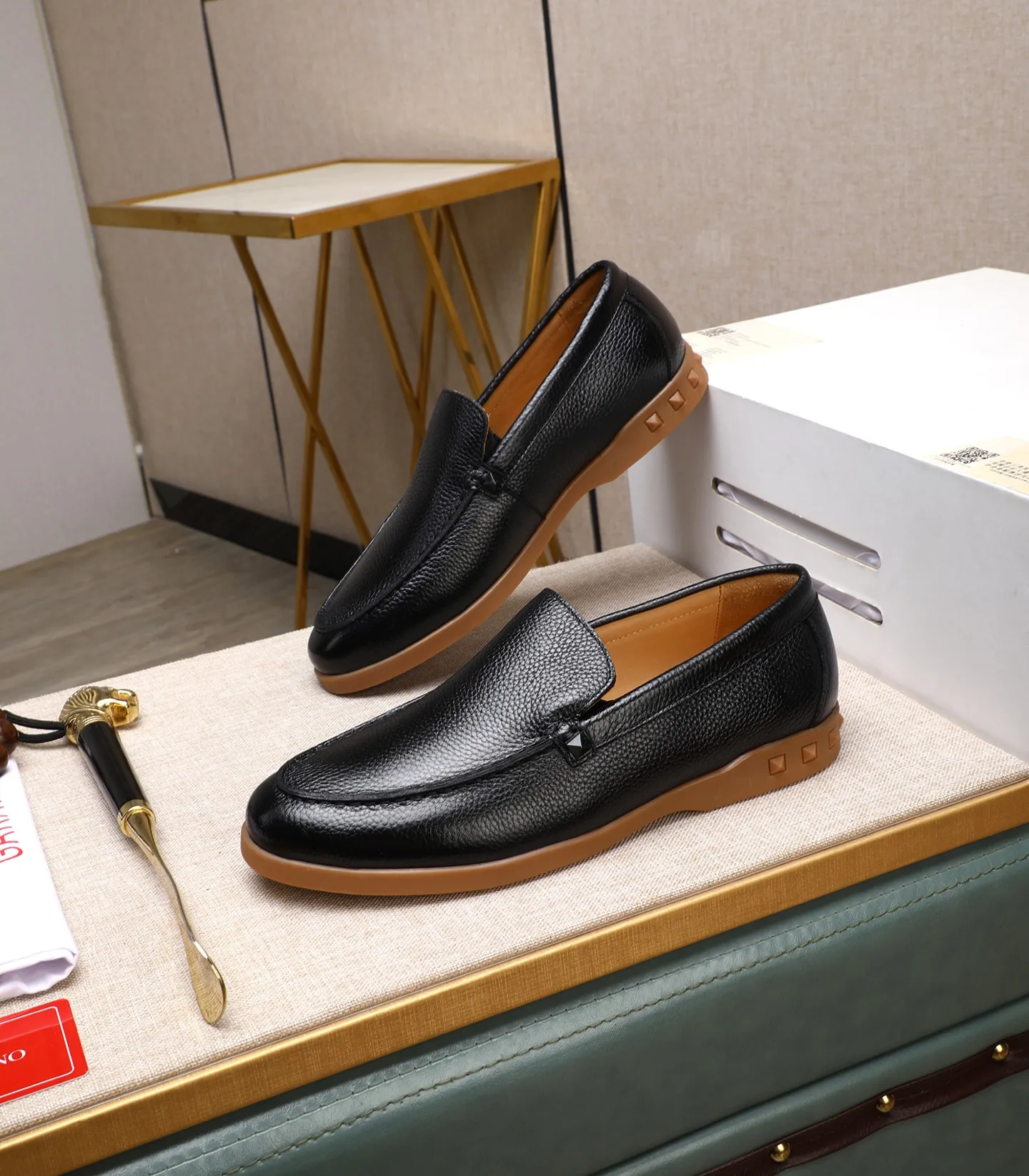 Men's shoes 💰520 [Valentino-Valentino] High-quality boutique men's shoes. The same style as the celebrities, original and authentic.✅ Made of imported cowhide + original apricot cowhide lining. The French luxury model is priced at 14,080 Swiss francs. It is also a Paris Fashion Week catwalk model. A brand can be deeply rooted in your heart, and a pair of shoes can make you linger. What you wear is not only noble, but also an aura. 👻Standard 38-45